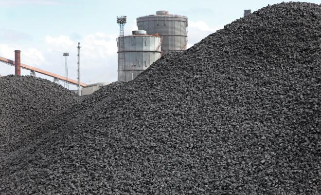 股票成堆的炼焦煤,在炼钢工厂。