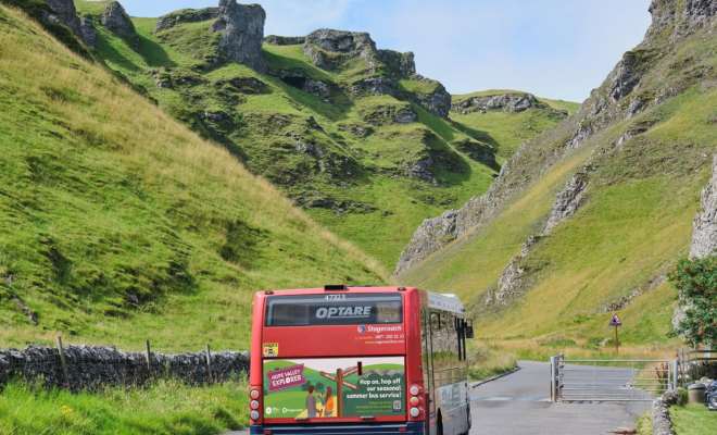 红色巴士驾驶的后视图进绿色的山谷