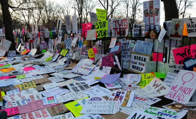 妇女游行的标语牌排在栅栏前